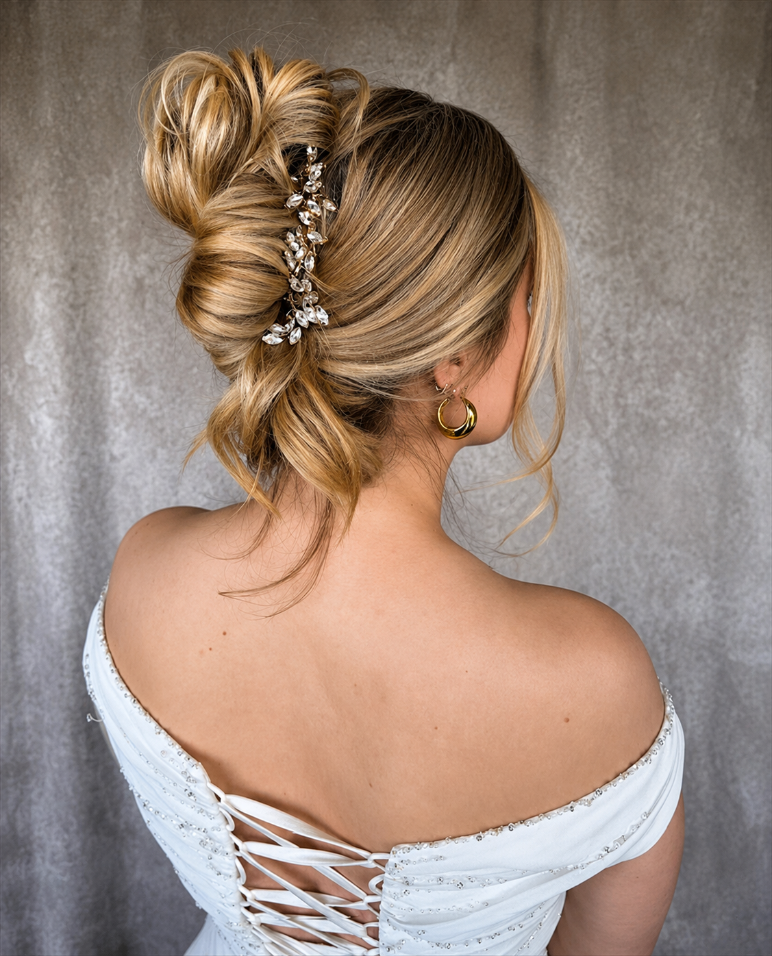 Elegant opgestoken bruidskapsel met sierlijke haarspeld