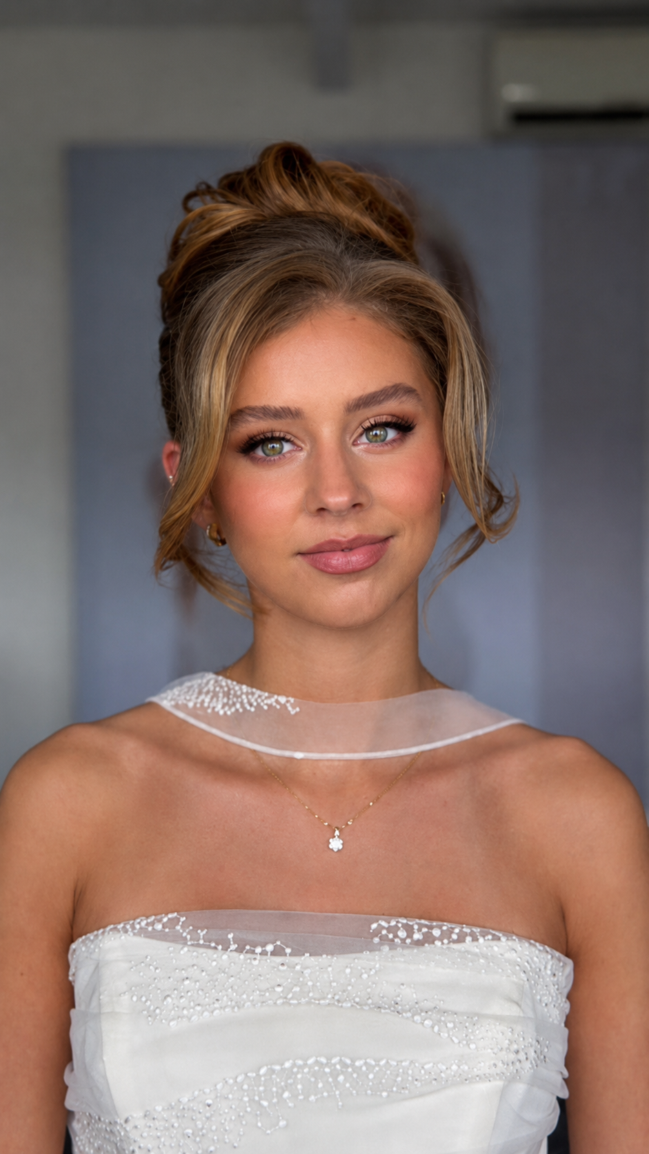 Bruid met opgestoken haar en verfijnde bruidsmake-up door Beauty by Feia